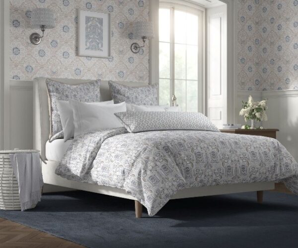 Bedroom with Filigree wallpaper and bedding with Tete-a-Tete and pillow in luna